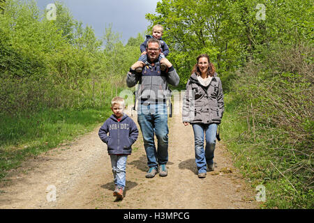 junge Familie Spaziergang im Wald Stockfoto