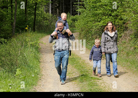 junge Familie Spaziergang im Wald Stockfoto