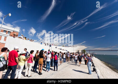 Publikum bei der Eröffnung des neuesten Weltmuseum der MAAT (Museum für Kunst, Architektur und Technologie) in Lissabon, Portugal Stockfoto