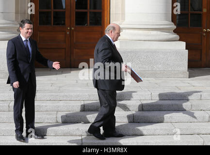 Minister für öffentliche Ausgaben und Reform, Paschal Donohoe (links) und Finanzminister Michael Noonan liefern die irischen Haushalt 2017 außen Regierungsgebäude in Dublin. Stockfoto