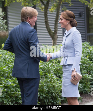 Die Herzogin von Cambridge trifft König Willem Alexander der Niederlande an Villa Eikenhorst in den Haag, Niederlande. Stockfoto