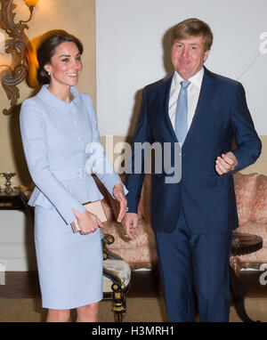 Die Herzogin von Cambridge trifft König Willem Alexander der Niederlande an Villa Eikenhorst in den Haag, Niederlande. Stockfoto