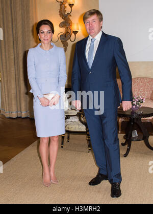 Die Herzogin von Cambridge trifft König Willem Alexander der Niederlande an Villa Eikenhorst in den Haag, Niederlande. Stockfoto