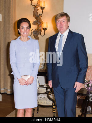 Die Herzogin von Cambridge trifft König Willem Alexander der Niederlande an Villa Eikenhorst in den Haag, Niederlande. Stockfoto