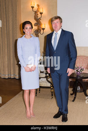 Die Herzogin von Cambridge trifft König Willem Alexander der Niederlande an Villa Eikenhorst in den Haag, Niederlande. Stockfoto