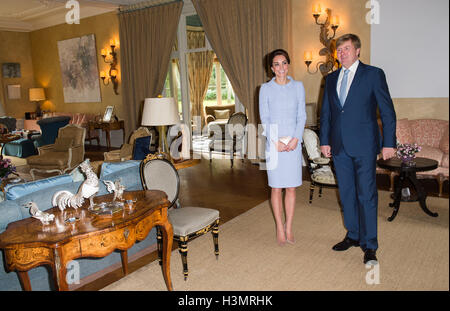 Die Herzogin von Cambridge trifft König Willem Alexander der Niederlande an Villa Eikenhorst in den Haag, Niederlande. Stockfoto
