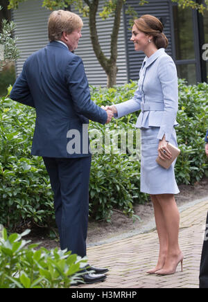 Die Herzogin von Cambridge trifft König Willem Alexander der Niederlande an Villa Eikenhorst in den Haag, Niederlande. Stockfoto