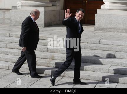 Finanzminister Michael Noonan (links) mit Minister für öffentliche Ausgaben und Reform Paschal Donohoe, außerhalb Regierungsgebäude in Dublin, bevor er den irischen Haushalt geliefert. Stockfoto