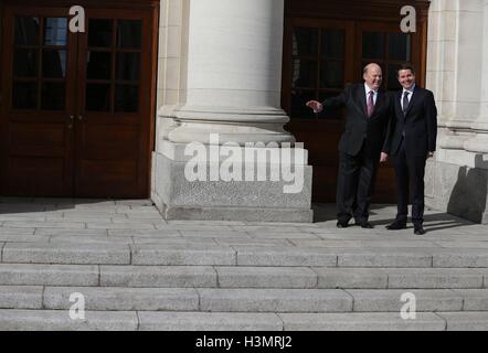 Finanzminister Michael Noonan (links) mit Minister für öffentliche Ausgaben und Reform Paschal Donohoe, außerhalb Regierungsgebäude in Dublin, bevor er den irischen Haushalt geliefert. Stockfoto