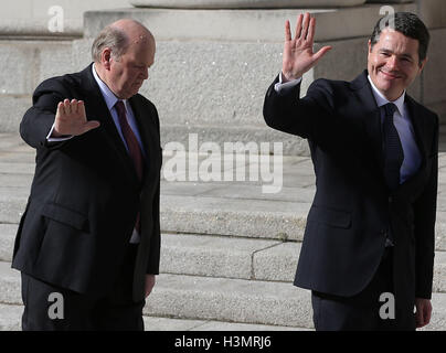 Finanzminister Michael Noonan (links) mit Minister für öffentliche Ausgaben und Reform Paschal Donohoe, außerhalb Regierungsgebäude in Dublin, bevor er den irischen Haushalt geliefert. Stockfoto