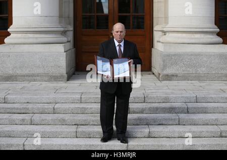 Finanzminister Michael Noonan außerhalb Regierungsgebäude in Dublin, bevor er den irischen Haushalt geliefert. Stockfoto