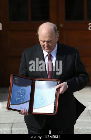 Finanzminister Michael Noonan außerhalb Regierungsgebäude in Dublin, bevor er den irischen Haushalt geliefert. Stockfoto