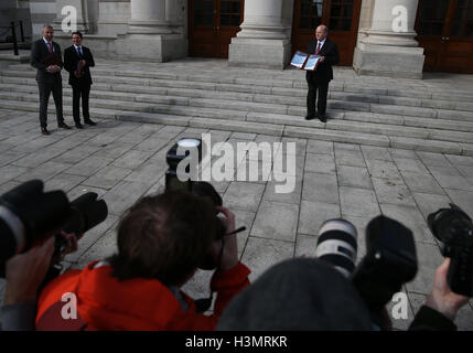 Finanzminister Michael Noonan außerhalb Regierungsgebäude in Dublin, bevor er den irischen Haushalt geliefert. Stockfoto