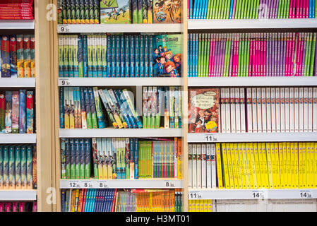 Spanischer Sprache Kinder Bücher in Carrefour-Supermarkt in Spanien Stockfoto