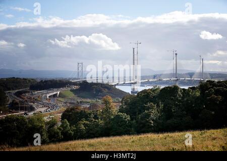 Verkehr-Schritte in Richtung auf die Forth Road Bridge (links) Da Bauarbeiten weiterhin auf die Queensferry Crossing (rechts) als die neue Brücke über den Firth of Forth hat offiziell die Rekordbücher eingetragen. Stockfoto