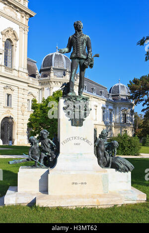 Statue des Grafen György Festetics von Tolna (1755-1819) außerhalb der Festetics Palast (1745) in Keszthely, Ungarn Stockfoto