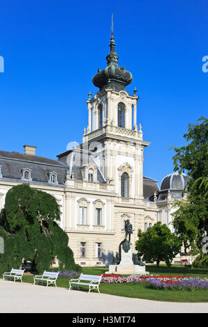 Statue des Grafen György Festetics von Tolna (1755-1819) außerhalb der Festetics Palast (1745) in Keszthely, Ungarn Stockfoto