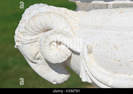 Detail des Brunnens Dekorationen im Festetics Palace (1745) in Keszthely, Ungarn Stockfoto