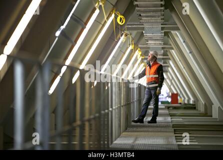 Iain Cookson, Bauleiter für den Queensferry Crossing Zentrum Turm, Unternehmen eine Inspektion in einem Abschnitt von der Fahrbahn, so die neue Brücke über den Firth of Forth offiziell die Rekordbücher eingetragen hat. Stockfoto