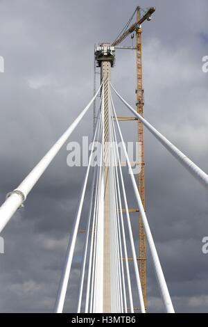 Blick auf den zentralen Turm der Queensferry zu überqueren als die neue Brücke über den Firth of Forth hat offiziell die Rekordbücher eingetragen, wie Bauarbeiten weiter. Stockfoto