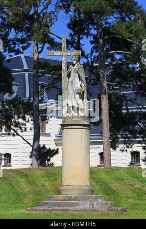 Barocke Statue der Heiligen Helena hält ein Kreuz in den Gärten des Palais Festetics (1745) in Keszthely, Ungarn Stockfoto