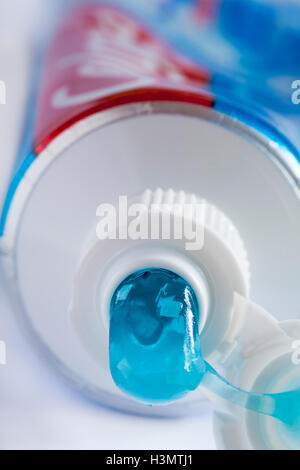 Tube Colgate Fluorid Zahnpasta MaxFresh mit kühlenden Kristallen kühle Minze auf weißem Hintergrund - colgate Zahnpasta Stockfoto