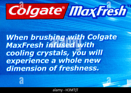 Informationen zur Box von Colgate Fluoride Zahnpasta MaxFresh mit Kühlkristallen cool Mint - colgate Zahnpasta Stockfoto