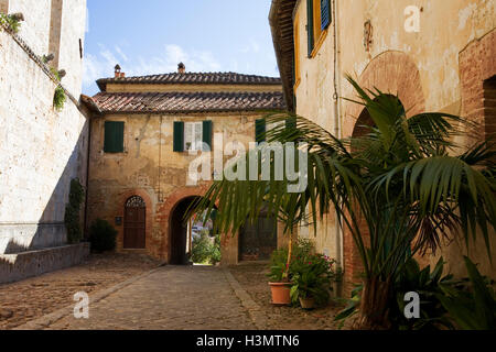 Piazza del Vescovado: Hof der kleinen Kirche Santissima Trinità e Santa Mustiola, Torri, Siena, Toskana, Italien Stockfoto