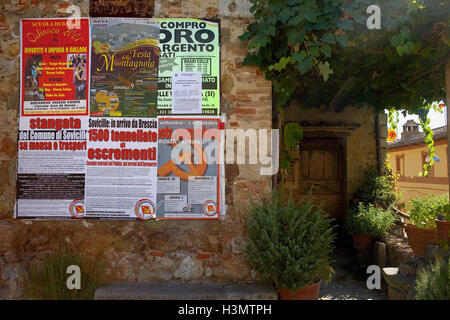 Plakate, einige unterstützende Kommunismus, auf einer Wand in der mittelalterlichen Ortschaft Torri, in der Nähe von Sovicille Siena, Italien Stockfoto