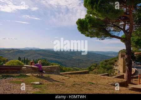 Blick über die toskanische Landschaft des Val d ' Orcia, von Viale della Libertà, Montalcino, Siena, Italien Stockfoto