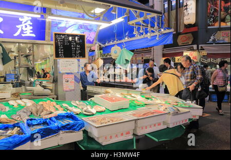 Menschen besuchen Omicho Markt Kanazawa, Japan, der größte Markt mit frischen Lebensmitteln in Kanazawa Stockfoto