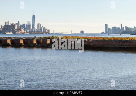 Malerische Aussicht auf die Skyline von New York Manhattan gesehen aus über den Hudson River in Edgewater, New Jersey. Stockfoto