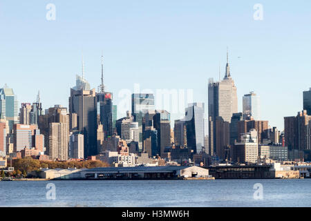 Malerische Aussicht auf die Skyline von New York Manhattan gesehen aus über den Hudson River in Edgewater, New Jersey. Stockfoto