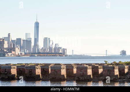 Malerische Aussicht auf die Skyline von New York Manhattan gesehen aus über den Hudson River in Edgewater, New Jersey. Stockfoto