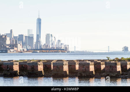 Malerische Aussicht auf die Skyline von New York Manhattan gesehen aus über den Hudson River in Edgewater, New Jersey. Stockfoto