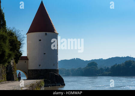 Schaibling Tower, befindet sich am Ufer des Flusses Inn in Passau. Stockfoto