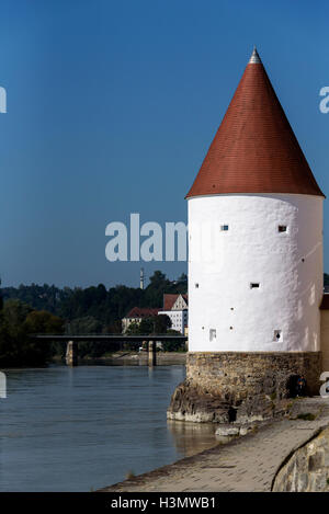 Schaibling Tower, befindet sich am Ufer des Flusses Inn in Passau. Stockfoto