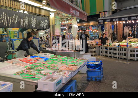 Menschen besuchen Omicho Markt Kanazawa, Japan, der größte Markt mit frischen Lebensmitteln in Kanazawa Stockfoto