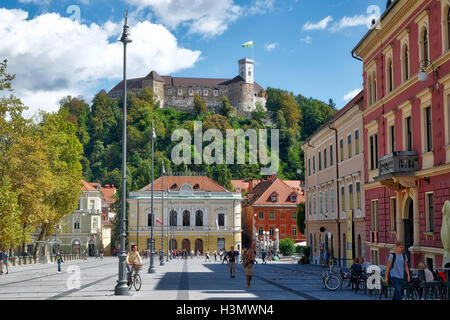 Ansicht der Kongressplatz, der slowenischen Philharmonie und das Schloss, Ljubljana, Slowenien Stockfoto