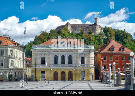 Ansicht der Kongressplatz, der slowenischen Philharmonie und das Schloss, Ljubljana, Slowenien Stockfoto