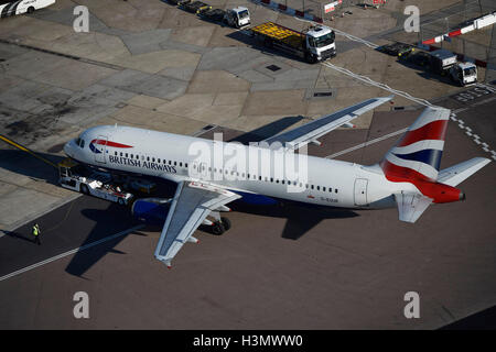 Einen allgemeinen Überblick über ein British Airways Flugzeug auf der Landebahn am Flughafen London Heathrow. Stockfoto