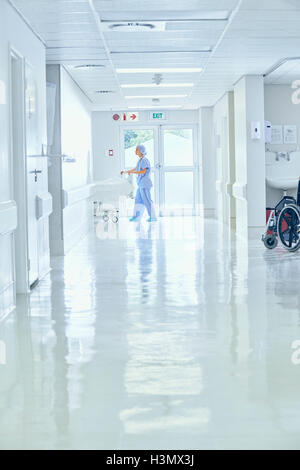 Krankenschwester Krankenhausflur Bett drücken Stockfoto