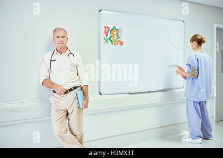 Porträt von leitender Arzt im Krankenhaus Stockfoto