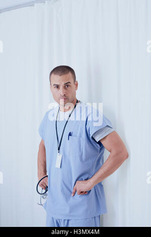 Porträt von zuversichtlich männlichen Arzt im Krankenhaus Stockfoto