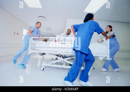 Arzt und medizinische laufen mit Patientenbett im Notfall Krankenhaus Stockfoto