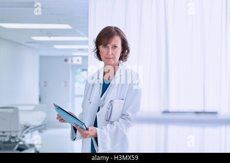 Porträt von zuversichtlich Ärztin im Krankenhaus Stockfoto