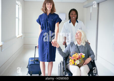 Tochter und Krankenhaus ordentlich Druck senior Patientin im Rollstuhl Stockfoto
