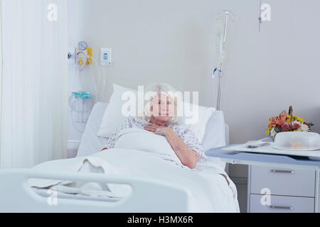 Porträt von senior Patientin im Krankenhausbett Stockfoto