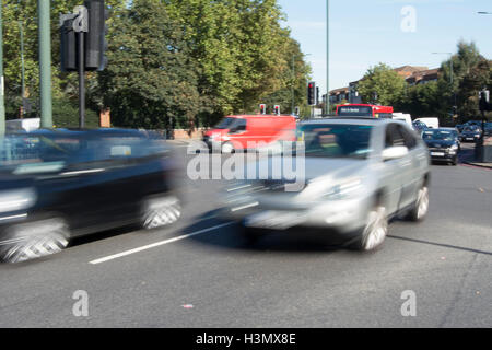 Fahrzeuge in Bewegungsunschärfe Kreuzung Chalkers Ecke, einer großen Straßenkreuzung in East Sheen, London, england Stockfoto