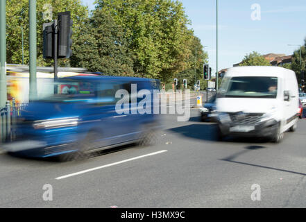 Fahrzeuge in Bewegungsunschärfe Kreuzung Chalkers Ecke, einer großen Straßenkreuzung in East Sheen, London, england Stockfoto